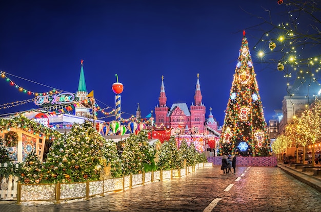 Árvore de Natal perto do Museu Histórico e GUM na Praça Vermelha de Moscou em uma noite de inverno