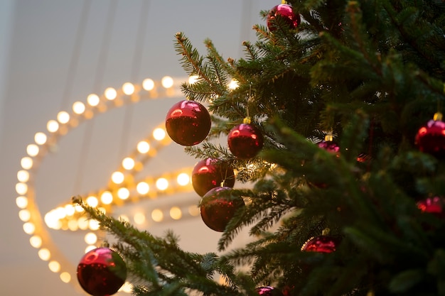 Árvore de Natal verde viva com bolas vermelhas