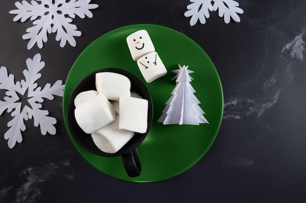 Árvore de origami de flocos de neve de boneco de neve de Natal e marshmallows na xícara