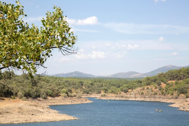 Árvore e vista no rio Lozoya Buitrago, Madrid, Espanha