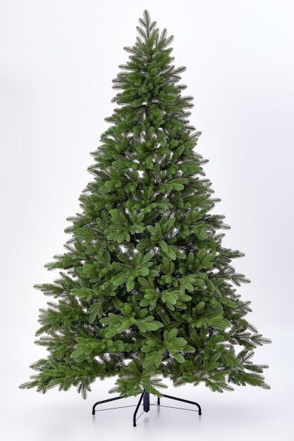 Árvore verde de Natal artificial sem decorações em um suporte de metal isolado em um fundo branco