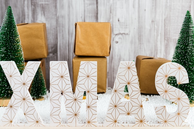 Árvores de Natal com presentes. Cartão de saudação de celebração festiva de feriado com espaço de cópia de banner para exibição de design