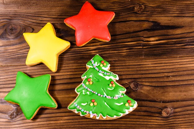 Árvores de Natal de gengibre e estrelas na mesa de madeira rústica. Vista do topo