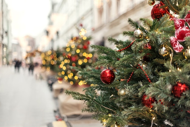 Árvores de natal decoradas com bolas e guirlandas nas ruas da cidade