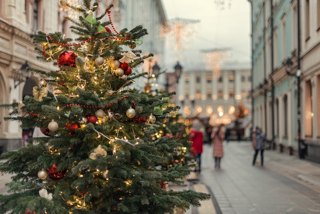 Árvores de natal decoradas com bolas e guirlandas nas ruas da cidade