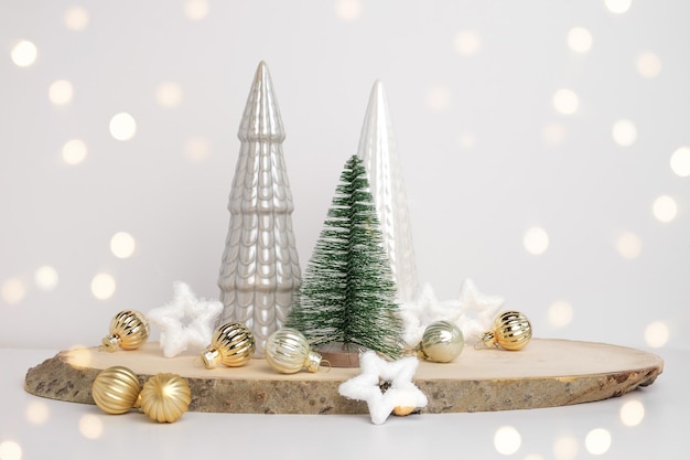 Árvores de Natal modernas Decoração branca bege decorativa em suporte de madeira Fundo festivo nórdico