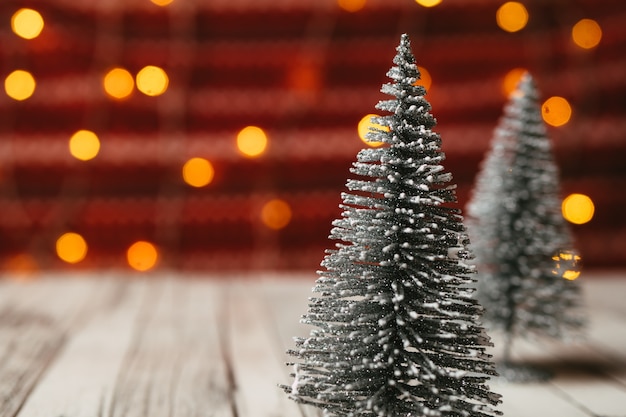 Árvores de Natal na mesa de madeira com fundo de ano novo