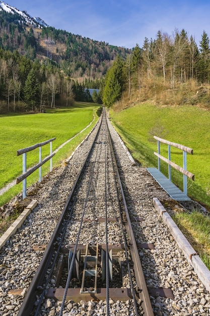 Árvores e ferrovia no sopé do Monte. Stanserhorn na Suíça no início de maio