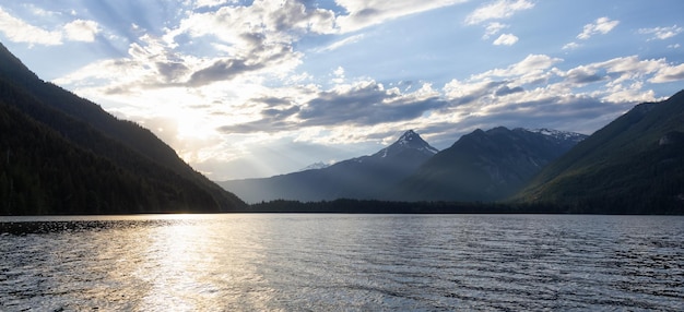 Árvores e montanhas do lago na paisagem canadense