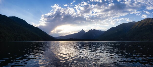 Árvores e montanhas do lago na paisagem canadense