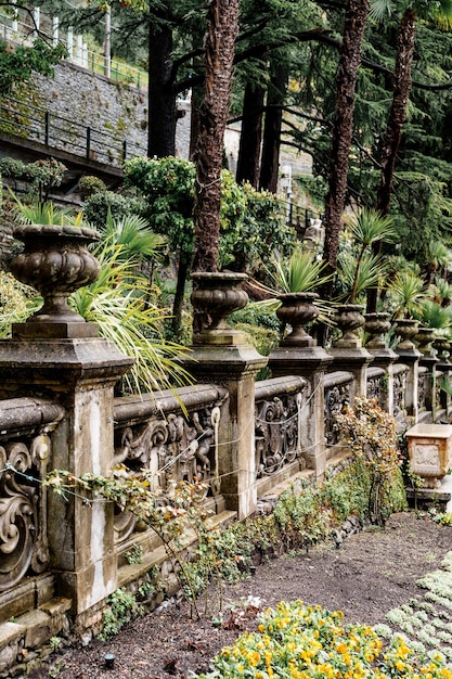 Árvores no jardim da villa monastero atrás de uma cerca de pedra itália