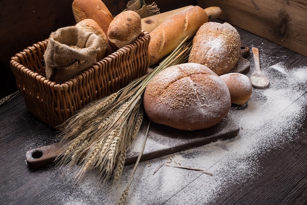 Rye pan rebanado en la mesa