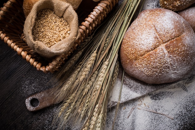 Rye pan rebanado en la mesa