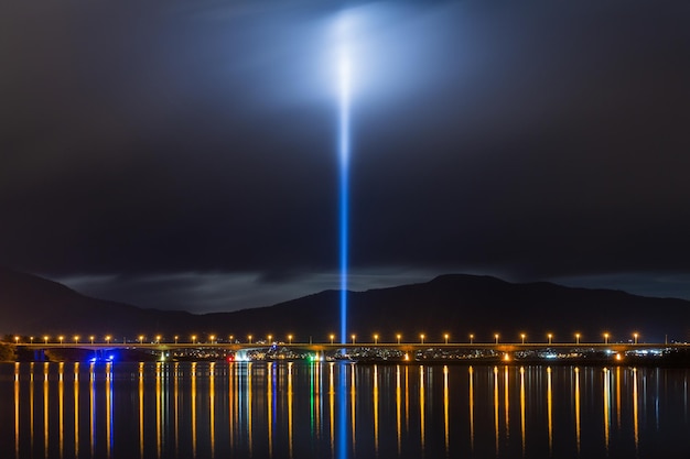 Ryoji Ikedas Spectra beleuchtet den Himmel über Hobarts Bowen Bridge in Hobart, Tasmanien