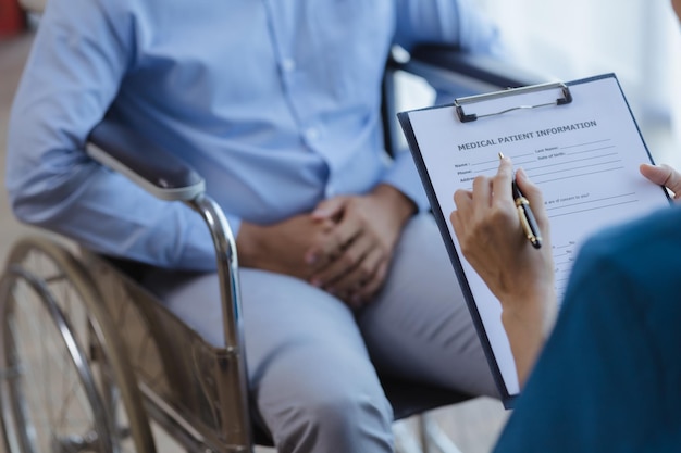 Ärzte beraten Patienten in Untersuchungsräumen von Krankenhäusern, behandeln Krankheiten von Fachärzten und bieten zielgerichtete Behandlungskonzepte für medizinische Behandlung und Fachärzte an