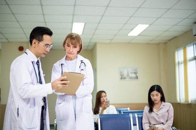 Ärzte besprechen den Zustand des Patienten.