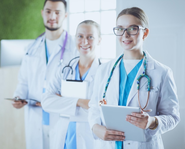 Ärzte, die ein Tablet im Krankenhaus verwenden, das im Büro steht