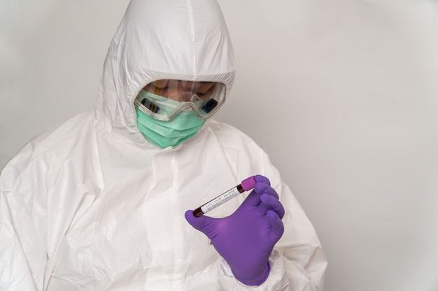 Ärzte in den Schutzanzügen und Masken halten ein positives Bluttestergebnis für das neue schnell ausbrechende Coronavirus.