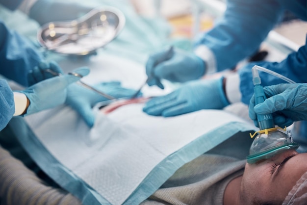 Ärzte, Krankenschwestern oder Chirurgen geben geschnittene Patienten in der Notaufnahme des Krankenhauses wegen Magengeschwüren oder geplatztem Blinddarm an Zoom-Mitarbeiter im Gesundheitswesen oder chirurgische Eingriffe und Stahlmetallgeräte