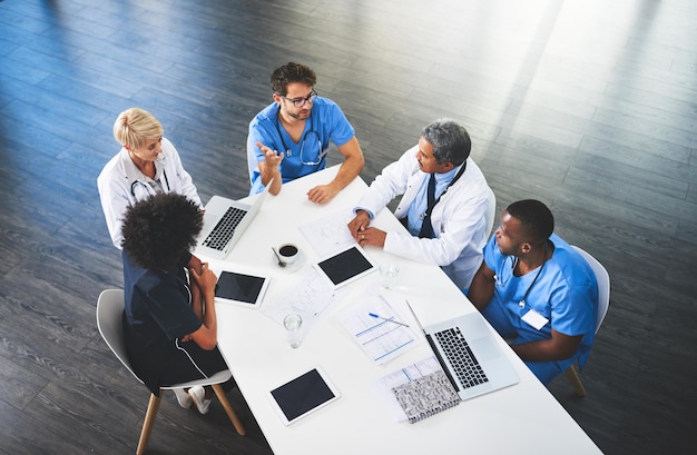 Ärzte medizinisches Fachpersonal und Arbeiter sprechen in einem Meeting über eine Strategie und machen Pläne, während sie im Krankenhaus arbeiten Mitarbeiter der Klinik diskutieren in Seminarworkshops oder Schulungen