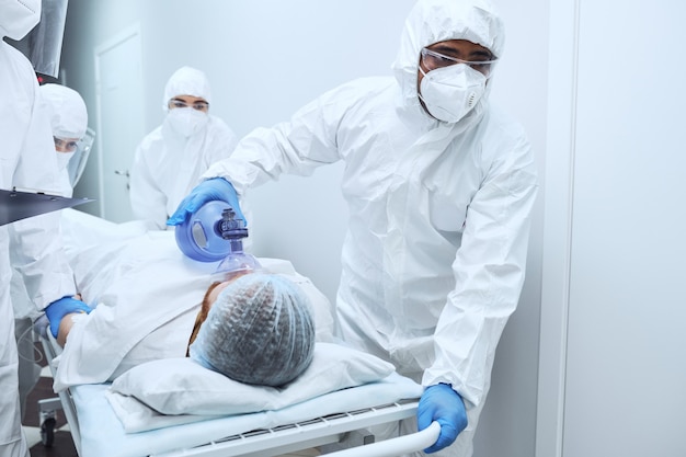 Ärzte reanimieren einen männlichen Patienten in der Notaufnahme