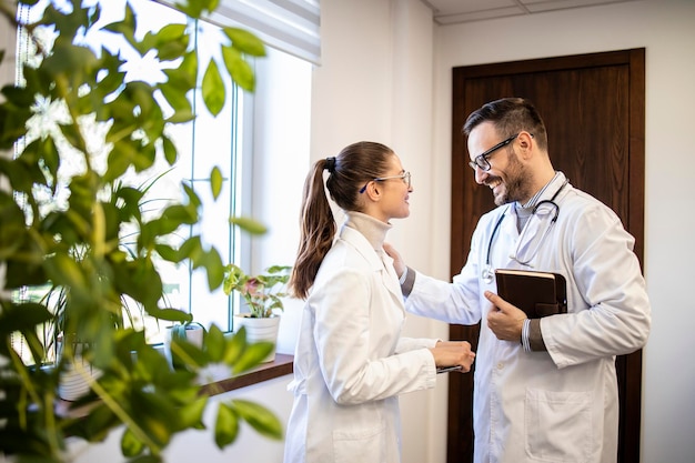 Ärzte reden und lachen im Krankenhausbüro