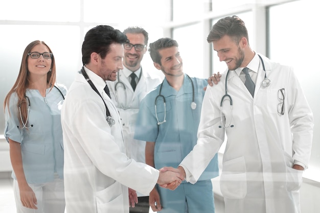Ärzte schütteln sich im Krankenhausflur die Händedas Konzept der Zusammenarbeit