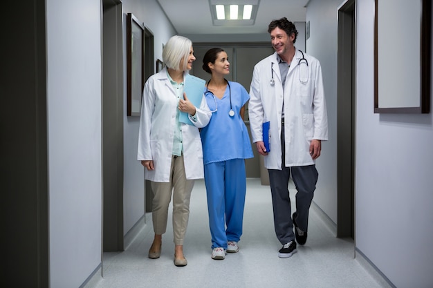 Ärzte und Chirurgen interagieren im Korridor