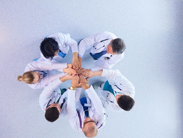 Ärzteteam sitzt und diskutiert in der Tischansicht