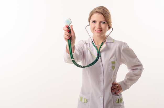 Ärztin auf einem weißen Hintergrund mit einem Phonendoskop
