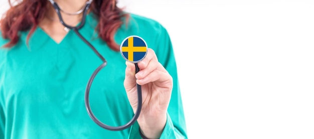 Ärztin des schwedischen nationalen Gesundheitssystems mit Stethoskop