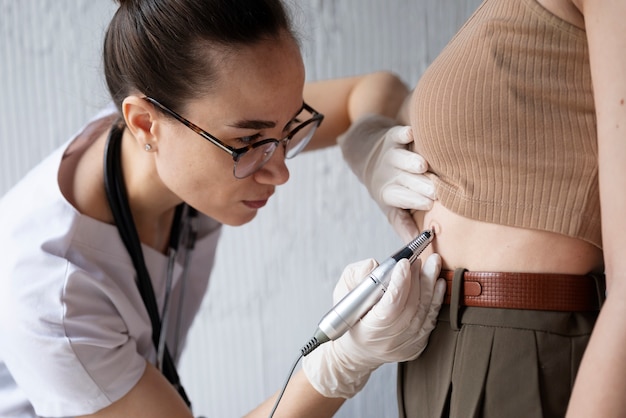 Ärztin diagnostiziert ein Melanom am Körper einer Patientin