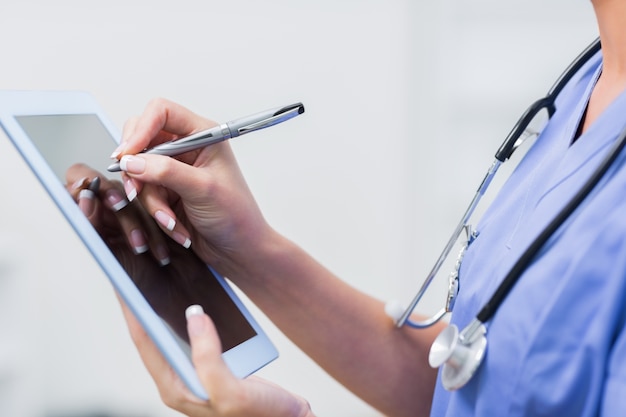 Ärztin, die digitale Tablette verwendet