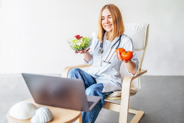 Ärztin Ernährungsberaterin führt Online-Beratung mit Laptop durch.