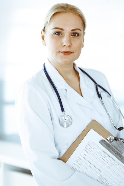 Ärztin, Erwachsene, gerade im Krankenhausbüro, Porträt. Perfekter medizinischer Service in der Klinik. Medizin- und Gesundheitskonzepte.