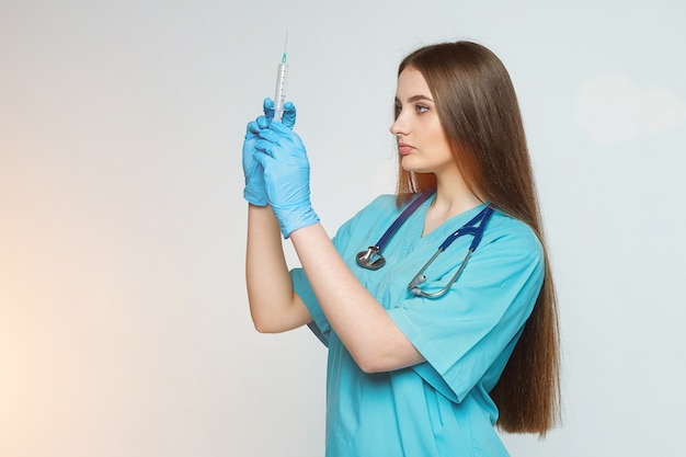 Ärztin hält eine Spritze in der Hand