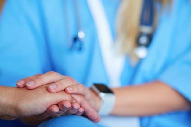 Ärztin hilft Senior Hand in Hand im Krankenhaus