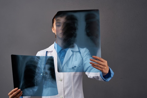 Ärztin im Weißkitteldiagnostik-Röntgenkrankenhaus