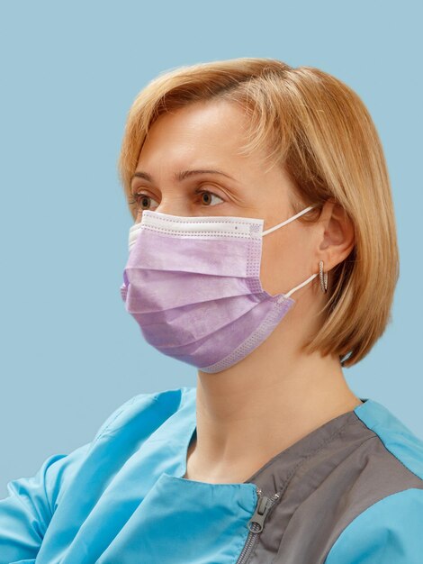 Ärztin in einer medizinischen Gesichtsmaske als Schutz vor Viren in der Luft