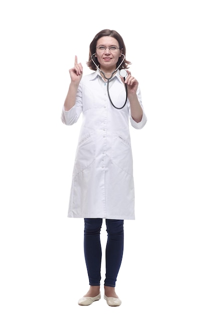 Ärztin mit einem Stethoskop getrennt auf einem Weiß
