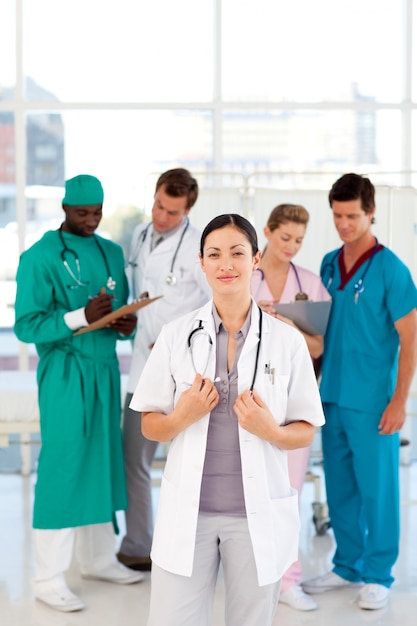 Ärztin mit ihrem Team im Hintergrund