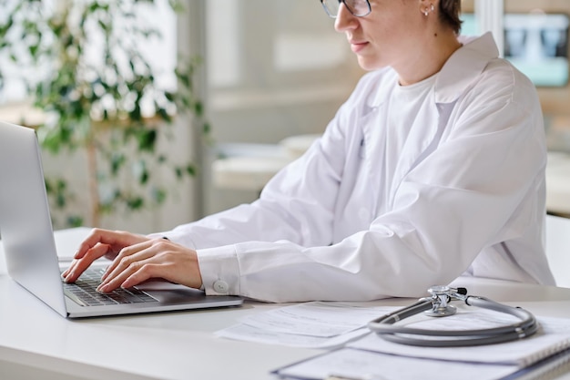 Ärztin mit Laptop bei der Arbeit