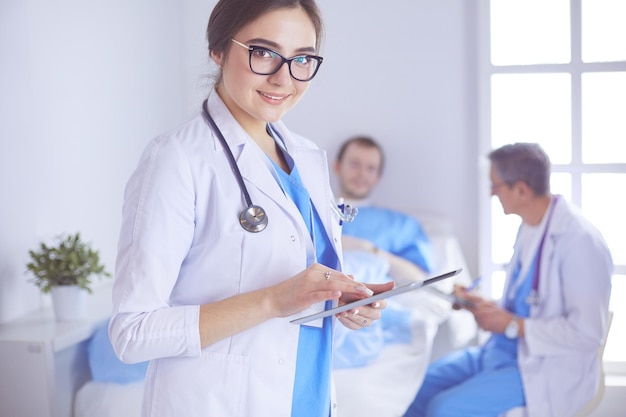 Ärztin mit Tablet-Computer in der Krankenhauslobby