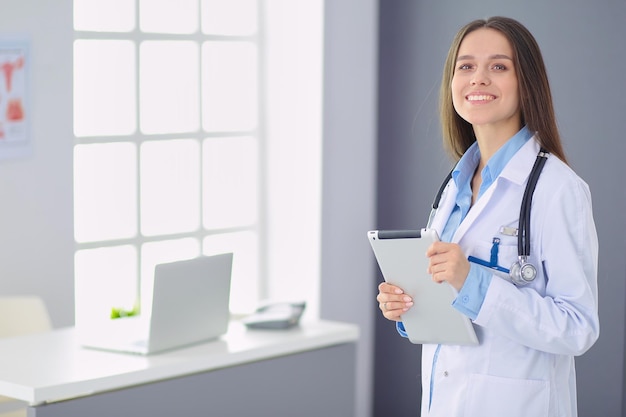 Ärztin mit Tablet-Computer in der Krankenhauslobby