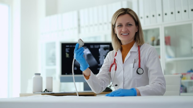 Ärztin mit Ultraschall-Maschinensonde in der Klinik