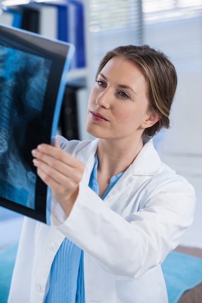 Ärztin untersucht Röntgenbericht