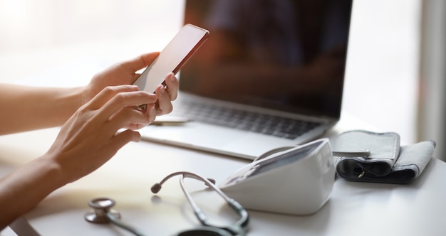 Ärztingriff mobiler Smartphone im Büro