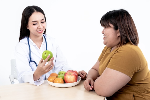 Ärztinnen, Ernährungswissenschaftlerinnen empfehlen Patientinnen, essen Obst zur Gewichtsreduktion