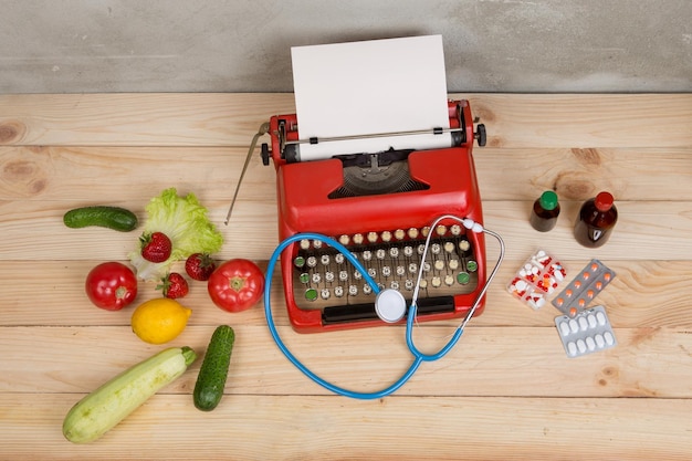 Ärztliche Verschreibung auf Schreibmaschine Wahl zwischen natürlichen Vitaminen Gemüse oder Tabletten und Pillen