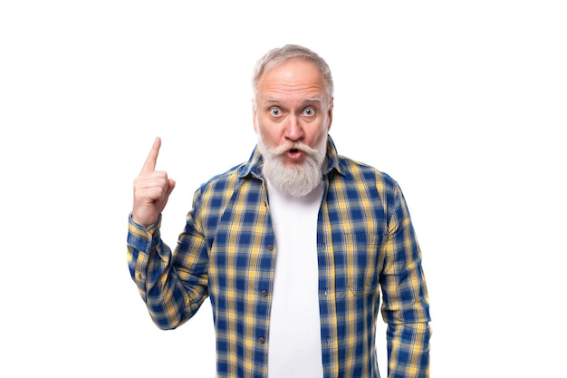 S hombre jubilado canoso de mediana edad con bigote y barba sobre fondo blanco